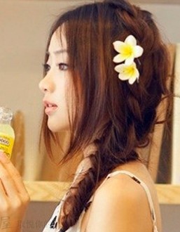 中長髮簡約扎髮盡顯優雅動人氣質-美髮館