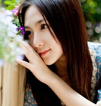 圓臉女生中分直髮 甜美清新范-美髮館