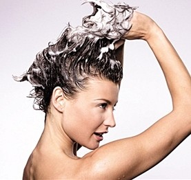 洗頭時用指甲撓頭皮很要命-美髮館