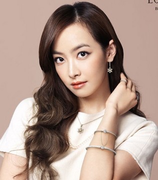 時尚燙髮髮型修出精致瓜子臉-美髮館