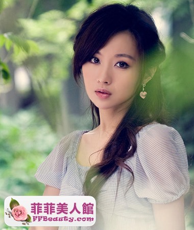 長卷髮簡單扎髮顯優雅-美髮館