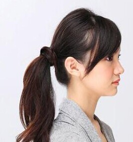 女人老扎馬尾辮易脫髮-美髮館