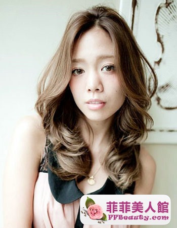 女生長卷髮秀出青春活力感-美髮館