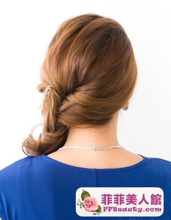 中長卷髮側邊扎髮更顯優雅范兒-美髮館