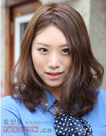 女生大圓臉髮型 甜美中長髮-美髮館